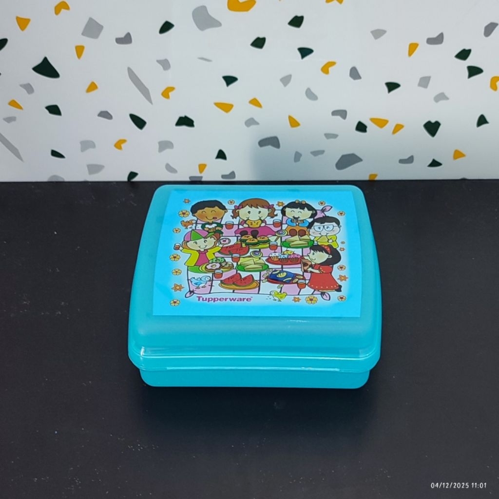 Tempat bekal sandwich anak Tupperware