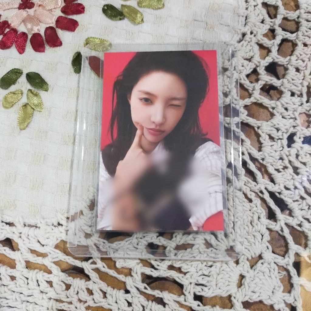 ILLIT YUNAH SIGNED "bomb" BROADCAST PHOTOCARD (silahkan baca deskripsi)