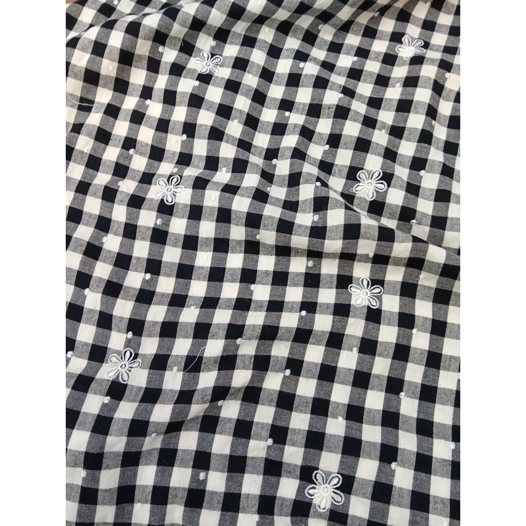 KAIN KATUN KOTAK BORDIR WARNA DASAR HITAM PUTIH