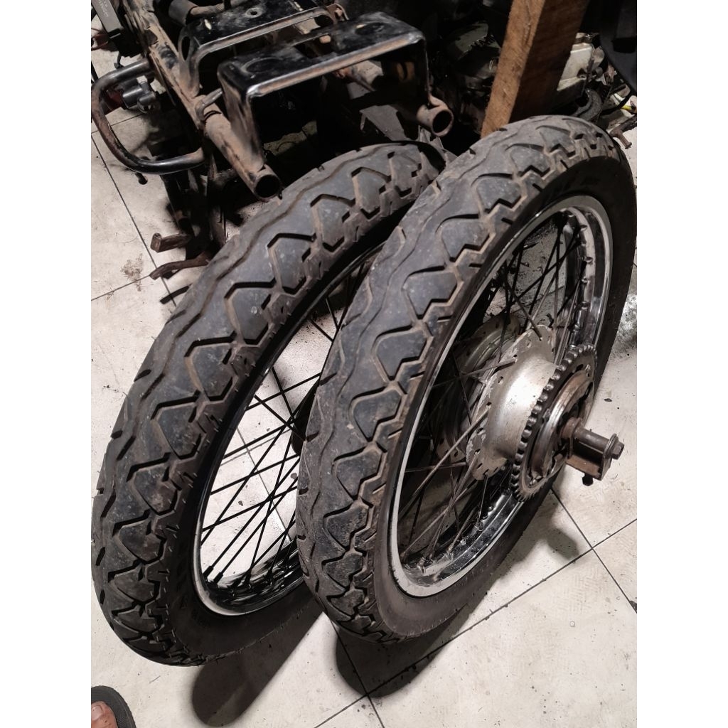 vleg pelek roda megapro ring 18 set ban original ( lepasan motor )