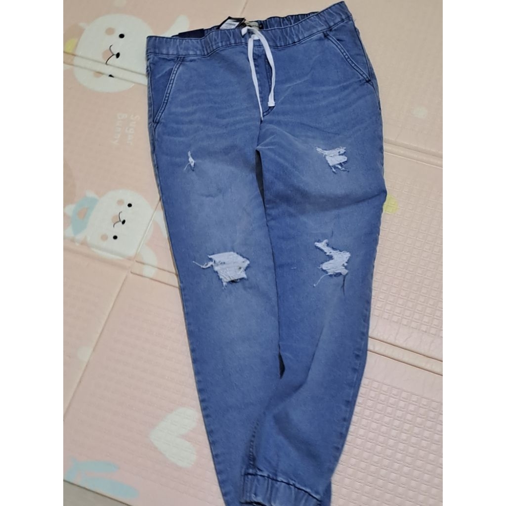 PL celana joger levis