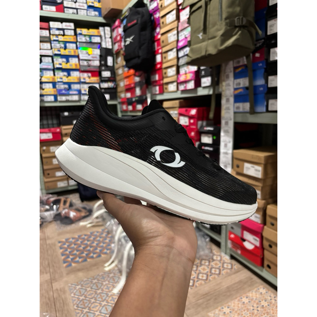 Sepatu astec lane running black