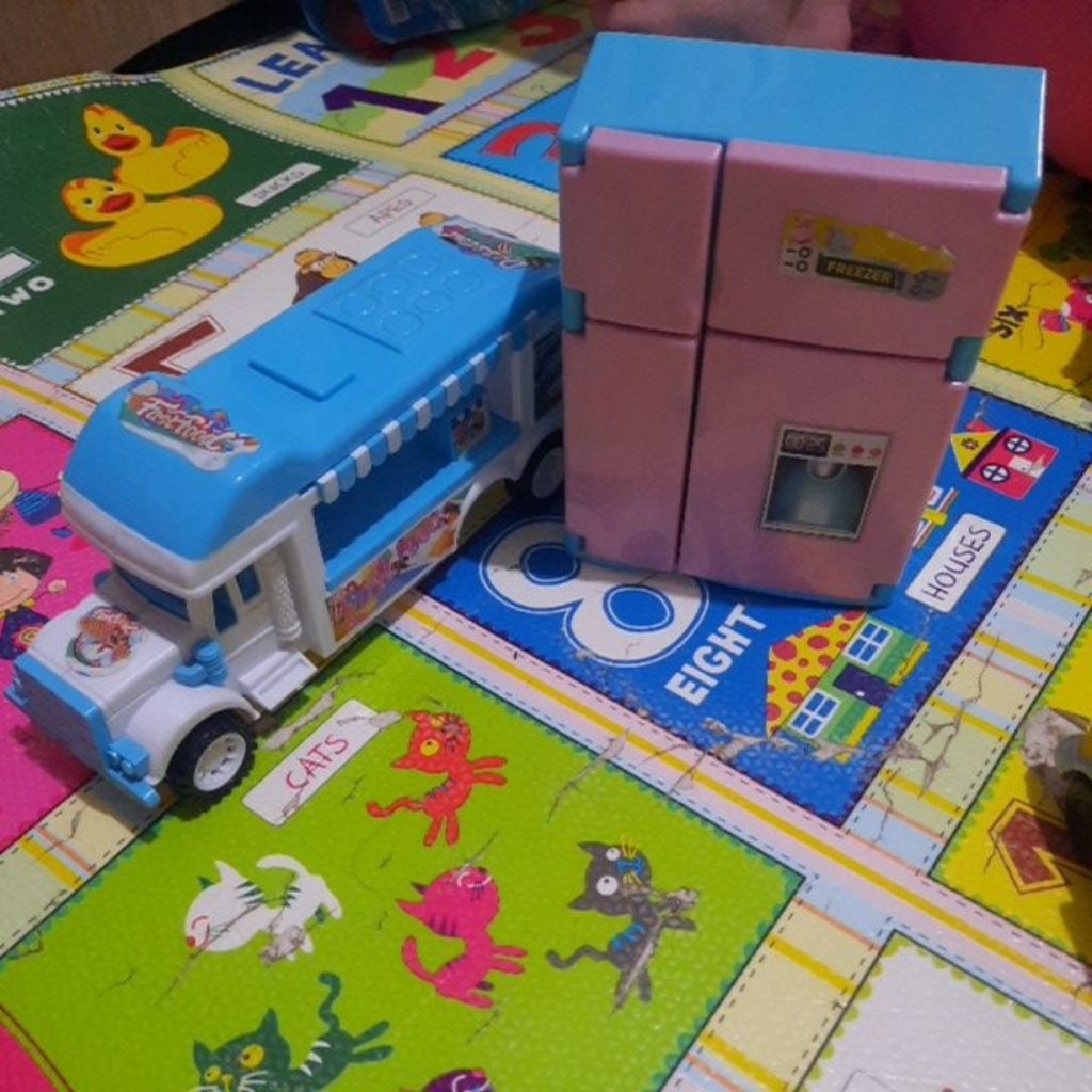 PRELOVED mainan KULKAS dan BUS anak takeall