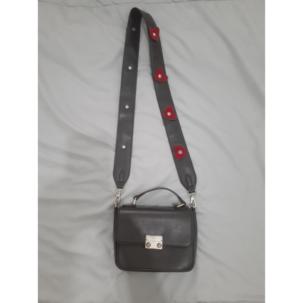 preloved tas selempang miniso hitam love