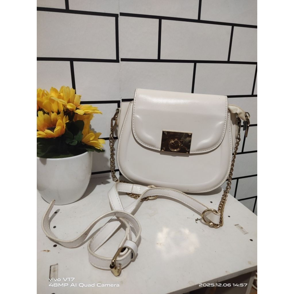 TAS  PRELOVED WARNA PUTIH LIKE NEW