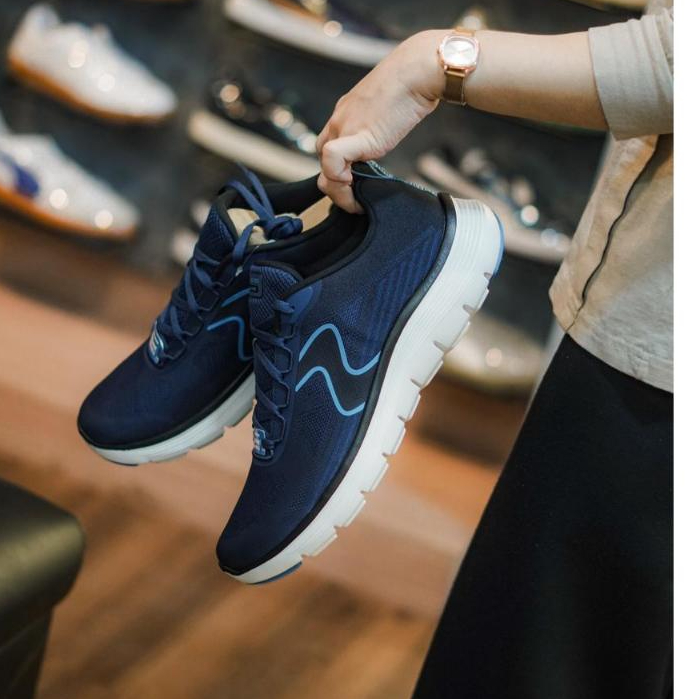 SNEAKERS RUNNING SKECHERS UNTUK PRIA