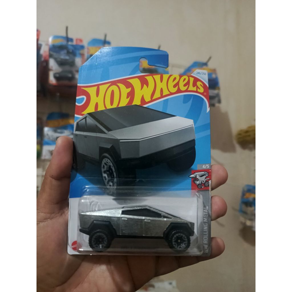 Hot Wheels Tesla Cyber Truck Card Jelek