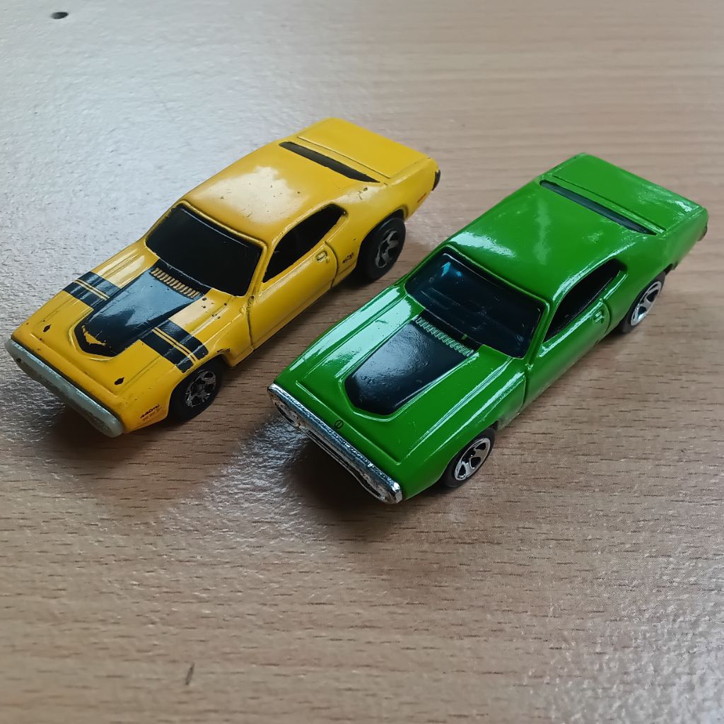2 Diecast Loose Hot Wheels HW 71 Plymouth GTX Hijau dan Kuning
