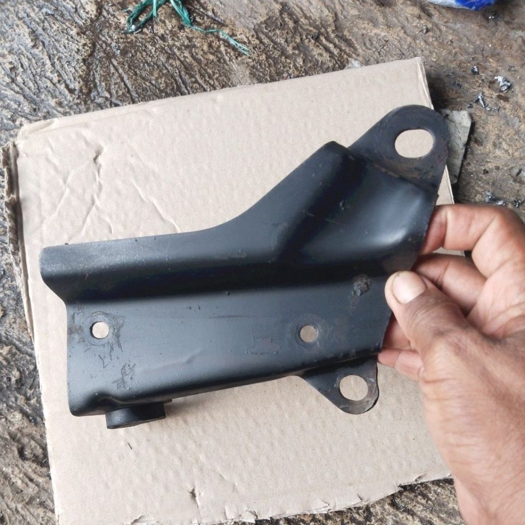 BREKET DUDUKAN KNALPOT KENALPOT JUPITER LAMA TH 2001-2002-2003 ORIGINAL