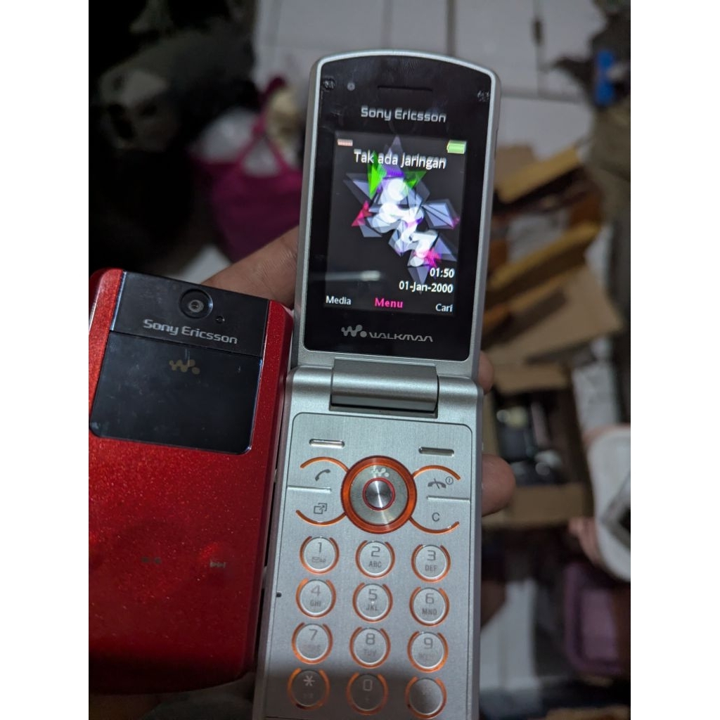 Sony Ericsson W508 merah