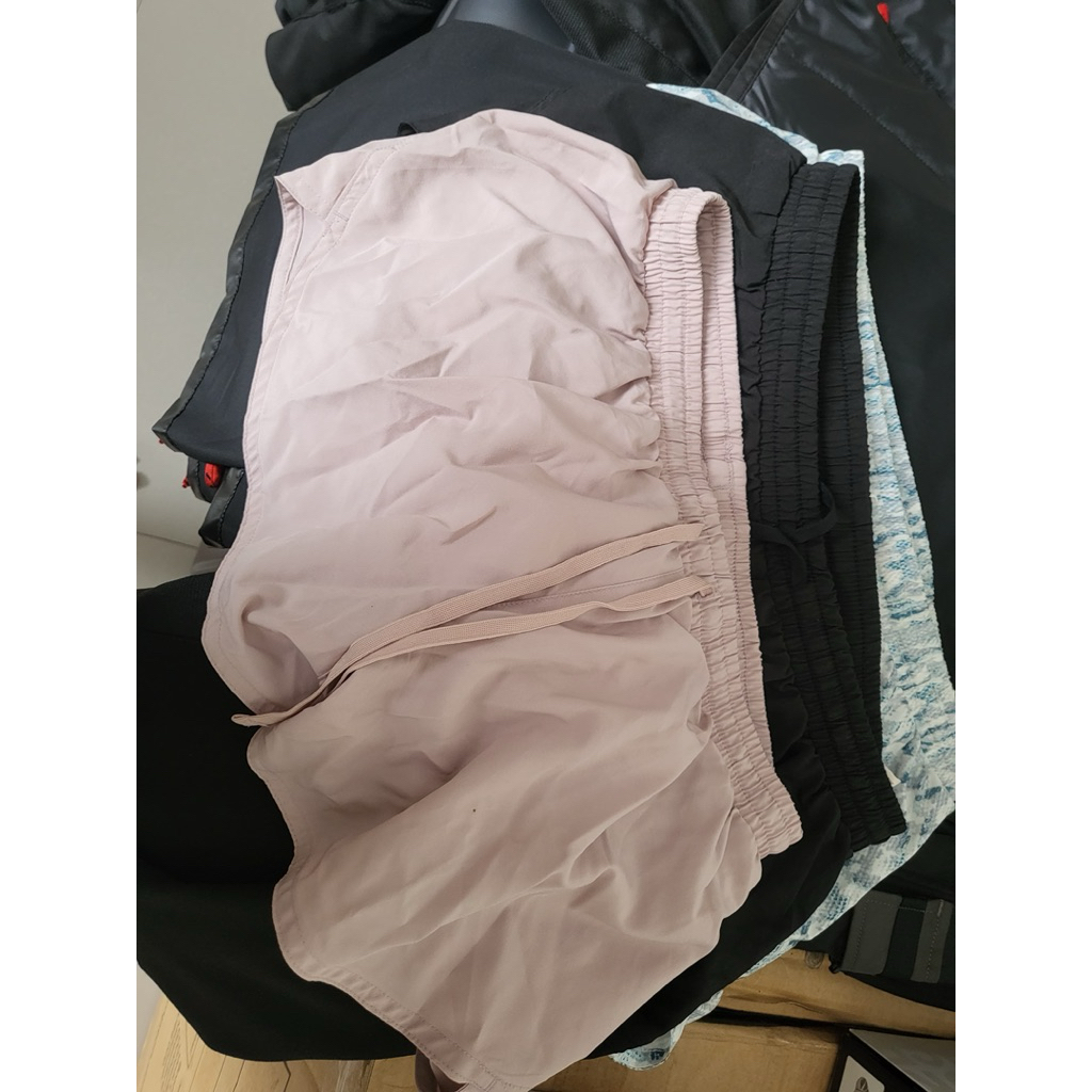 celana lari wanita pendek