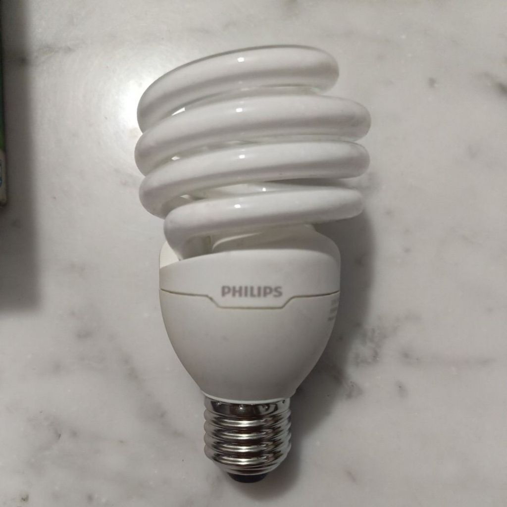 cahaya kuning Lampu Philips tornado 24 watt spiral 24 watt