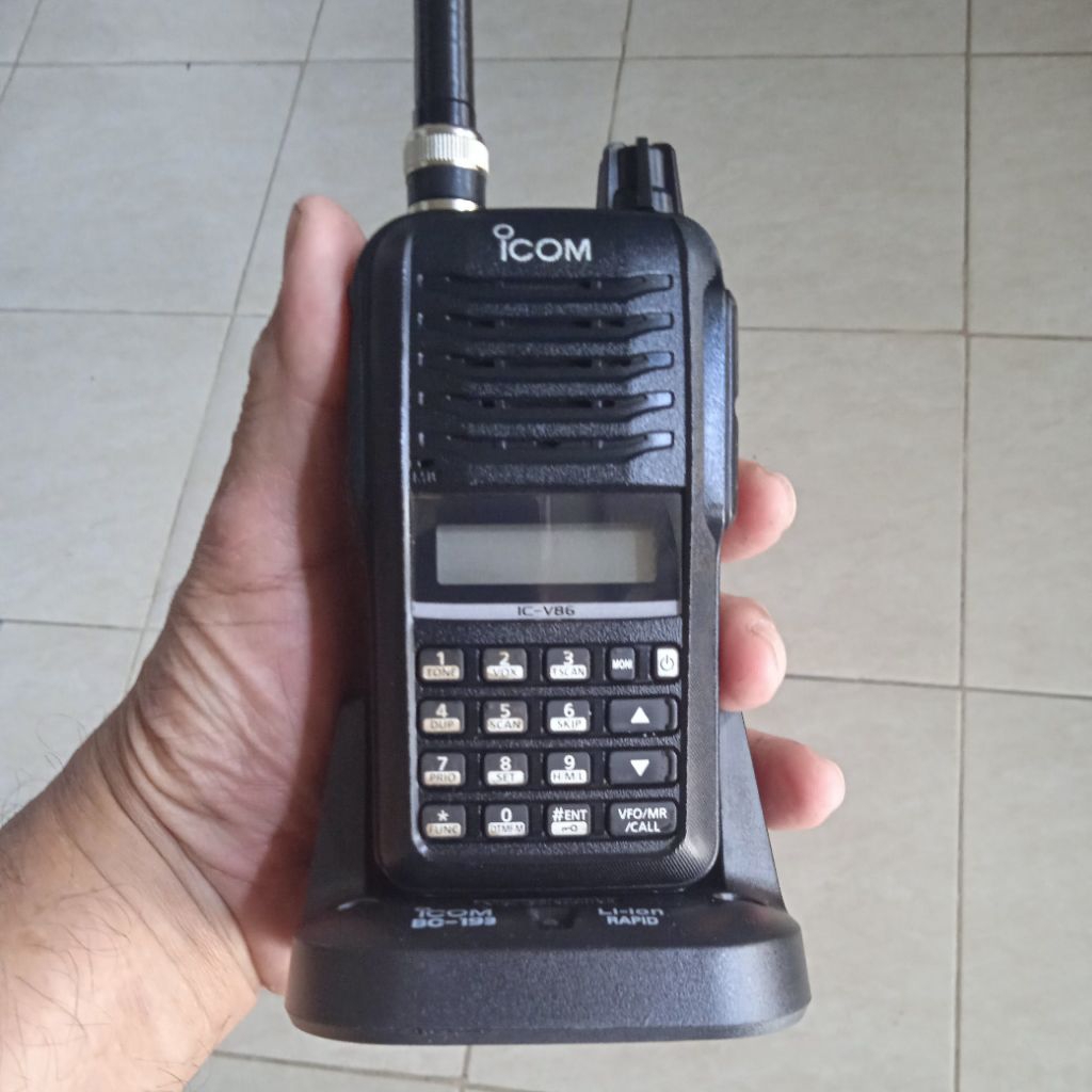 COD Ht ICOM Ic V86 Freq VHF + casan adaptor ORI japan mesin  mulus 95%