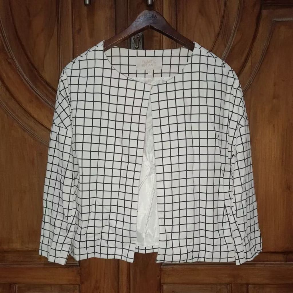 PRELOVED PLASTIC ISLAND Blazer Outerwear Wanita Putih Kotak Bigsize LD 104
