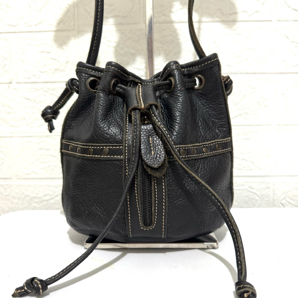 tas sling bag kulit asli. tas serut selempang kulit tunggal. tas prelop. hitam