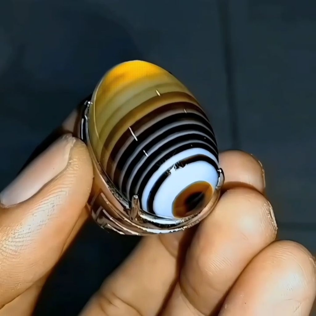 Batu akik Yaman puser kepompong