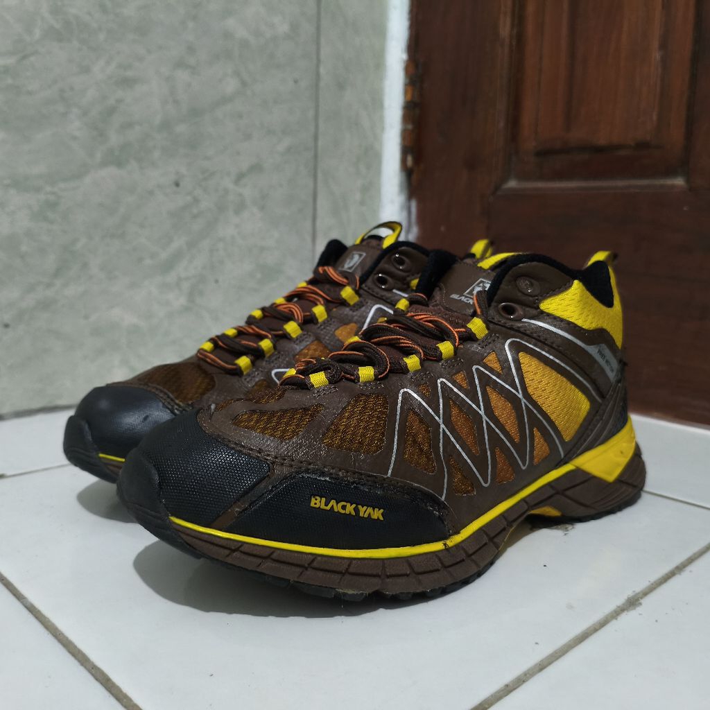 Sepatu gunung outdoor hiking second Blackyak size 41 insol 26cm