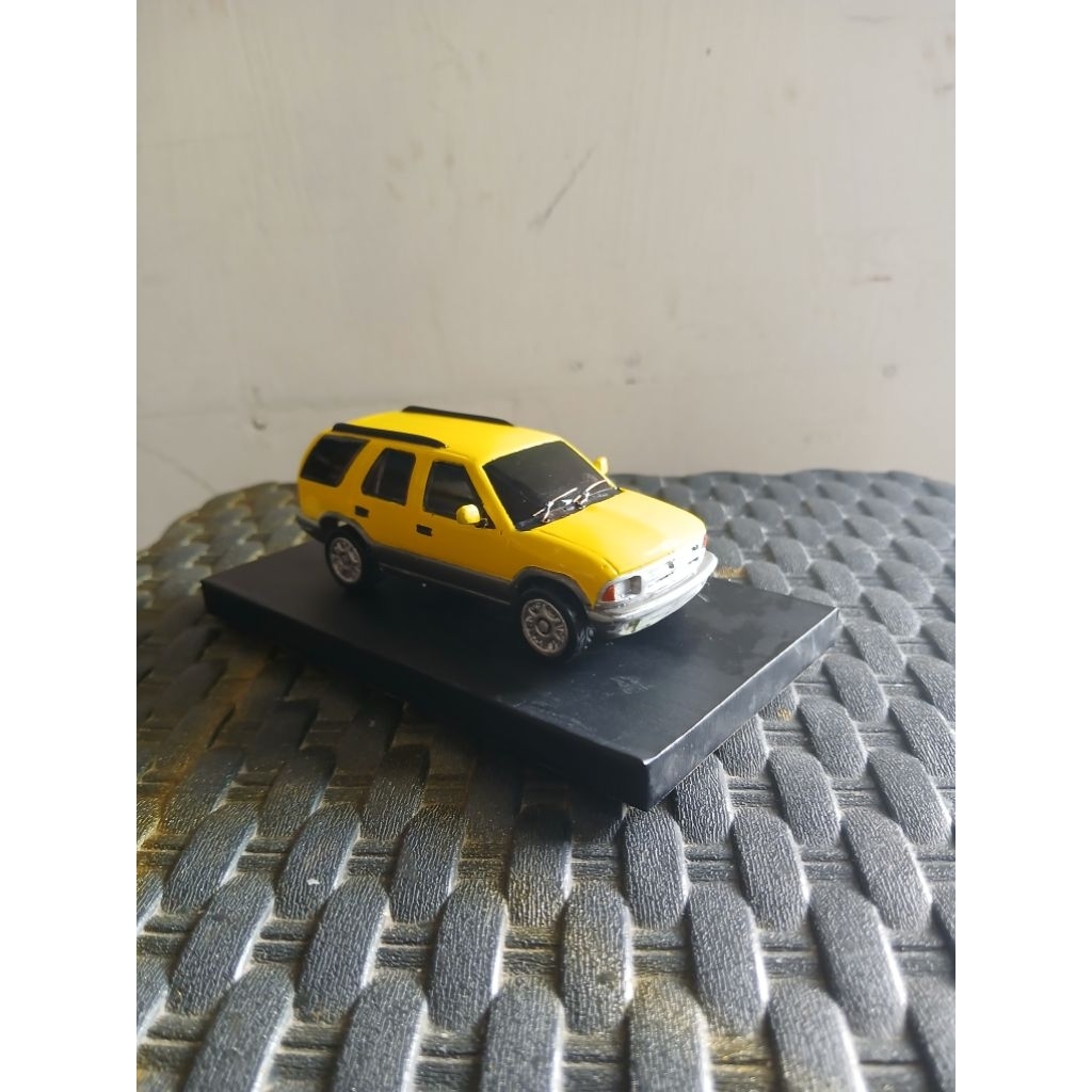miniatur Chevrolet Opel blazer skala 43