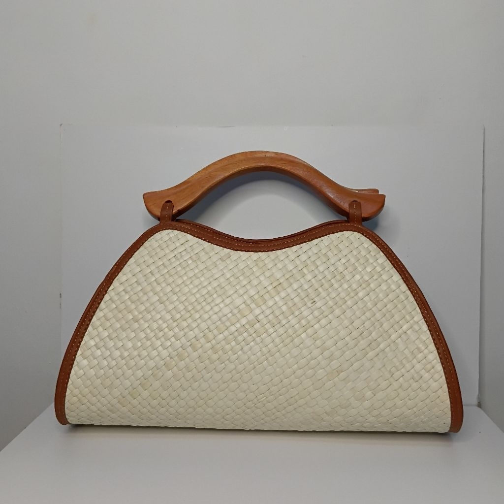 Tas anyaman pandan / Tas pandan gagang kayu / Tas pandan handle kayu / Tas pandan gagang kayu kumis