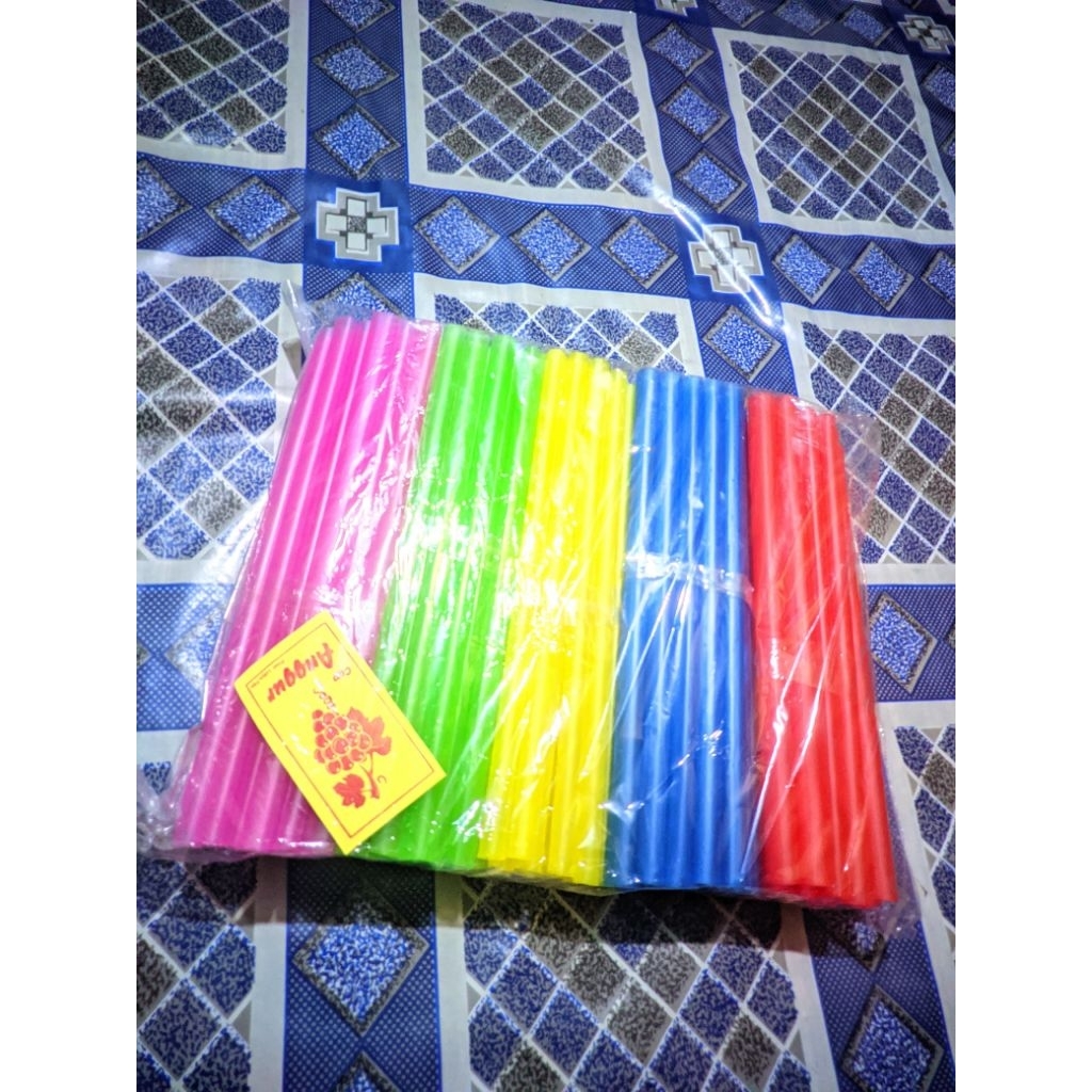 Sedotan Plastik Kecil Dan Besar