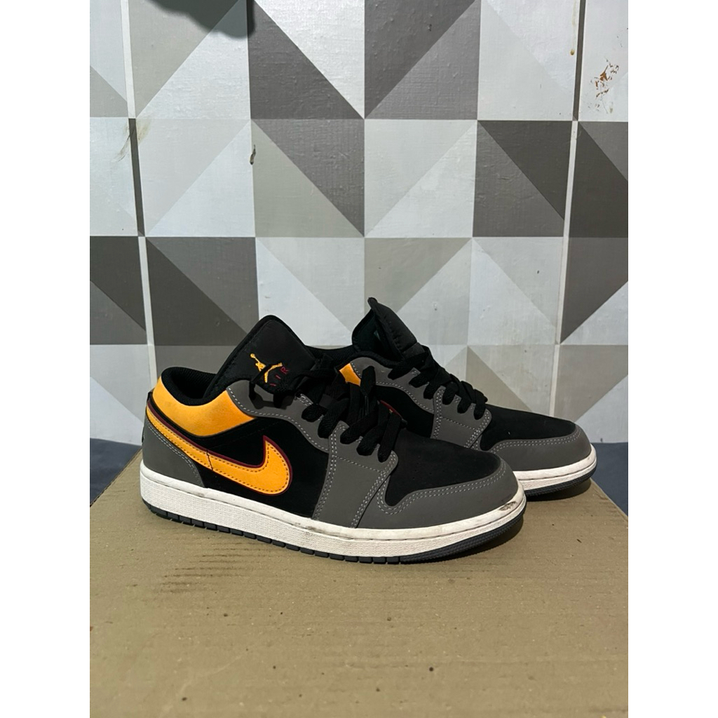 air jordan low SE vivid orange