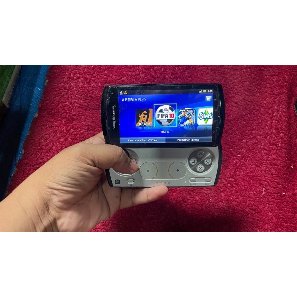 Sony Ericsson Xperia Play R800 baca diskripsi