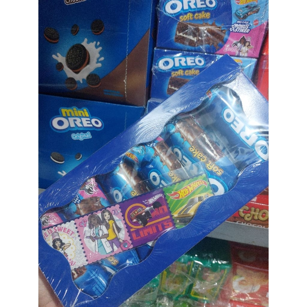 Oreo Soft Cake 96g, Kue Bolu Cokelat dengan Krim Rasa Vanila BONUS Stiker Barbie & Hot Wheels
