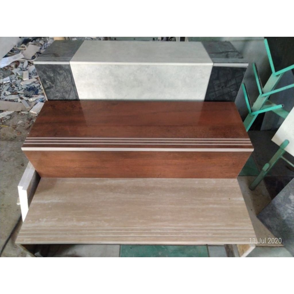 Granit Tangga Roman corak kayu tua 30x90