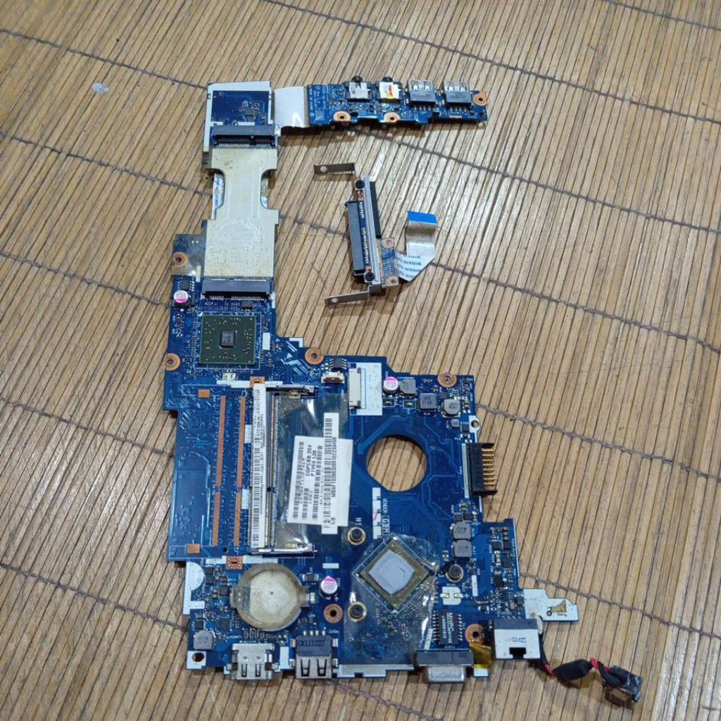 Motherboard Laptop Acer AO 722 Rusak
