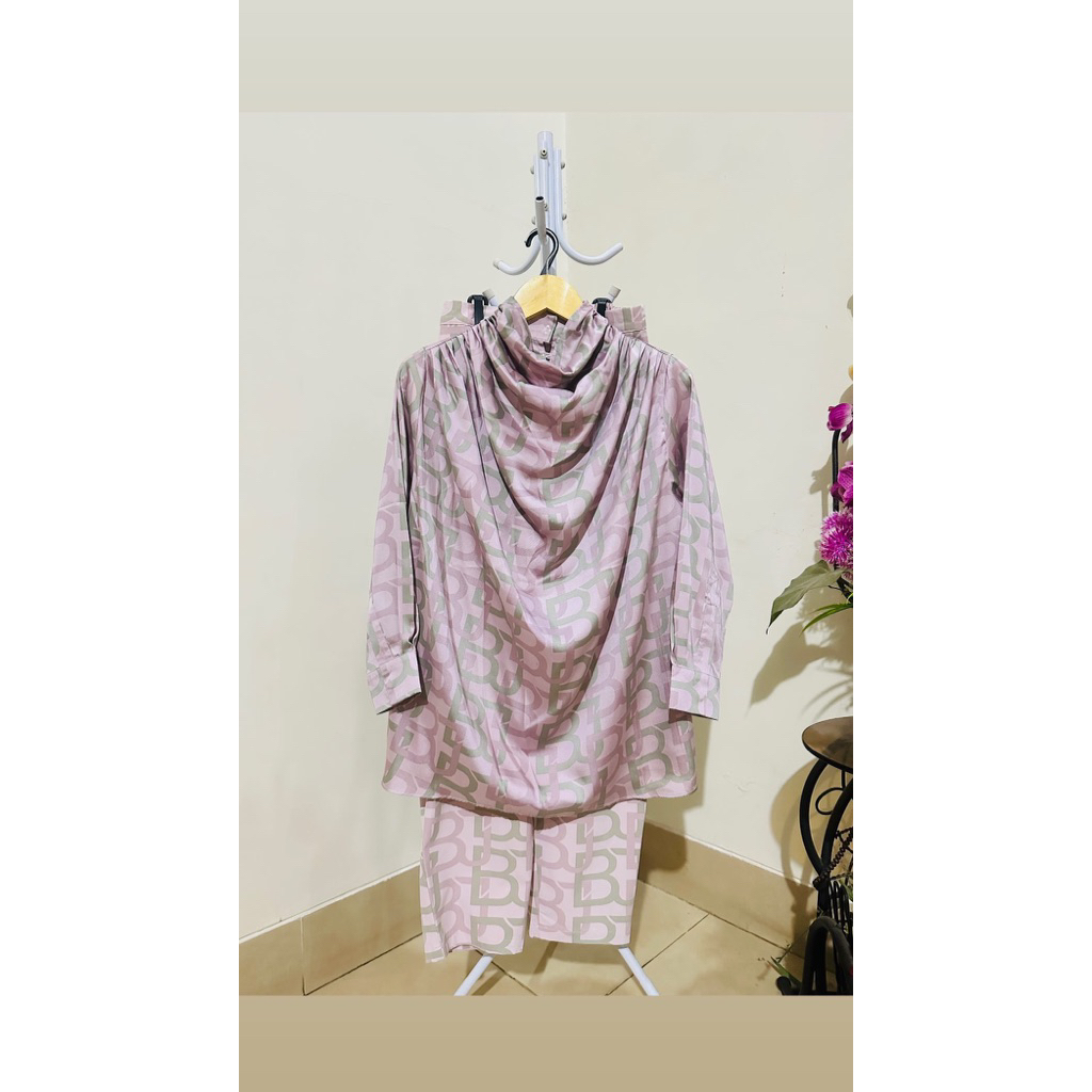 Preloved One Set Benang Jarum Monogram Drapery Blouse VVGC