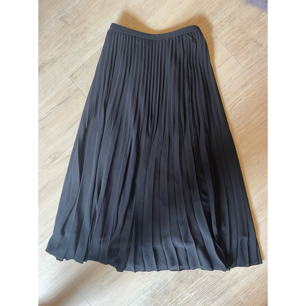 Uniqlo Pleated Black Skirts