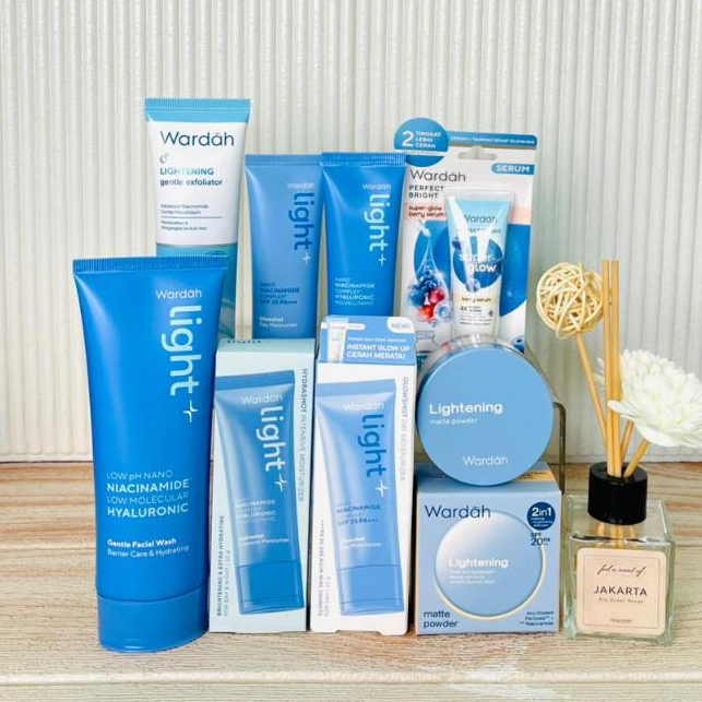 Wardah Paket Lightening Skincare Plus Bedak 6 Produk (Sabun Wajah+ Serum+ Krim Siang+ Krim Malam+ Sc