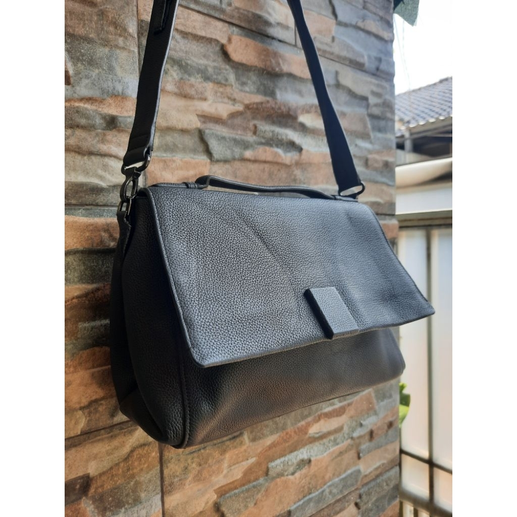 Sling Bag Hitam Couronne - Tas Branded Original