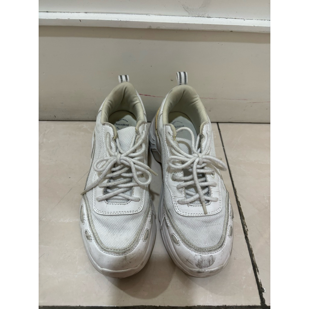 Preloved Sepatu Putih Pull n Bear size 38
