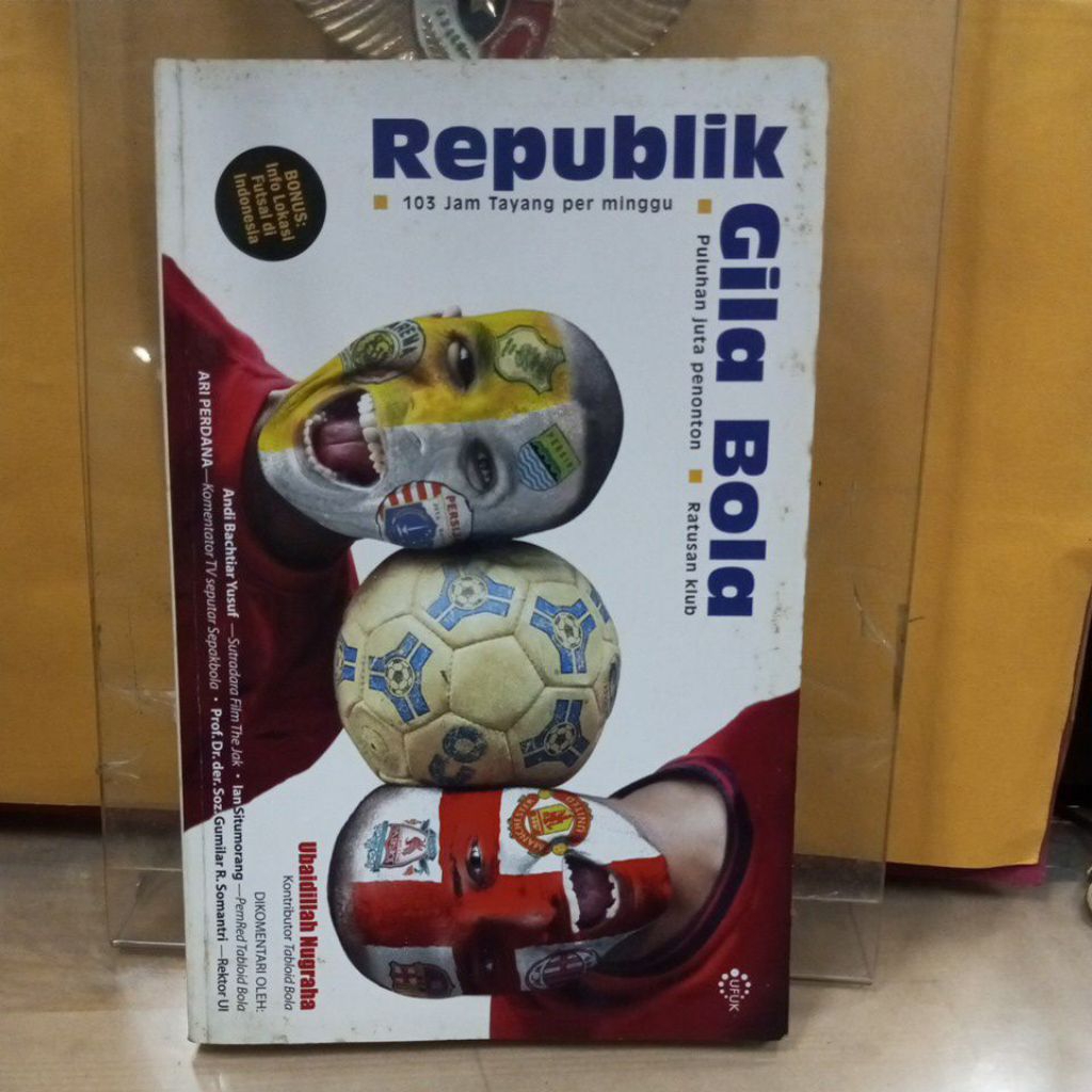 buku , republik gila bola . opehraga .
