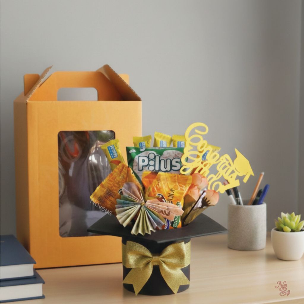 hadiah wisuda | bloom box topi wisuda