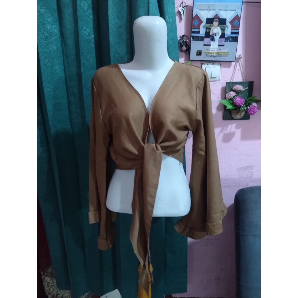 P196 Kardigan/ Outer crop tangan terompet wana coklat Tali bagian depan