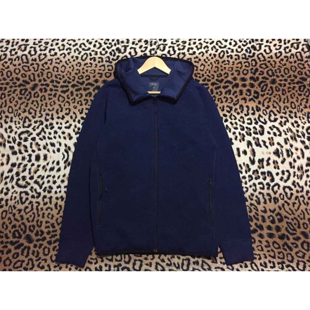 UNIQLO SOFTSHELL SEAMLESS JACKET