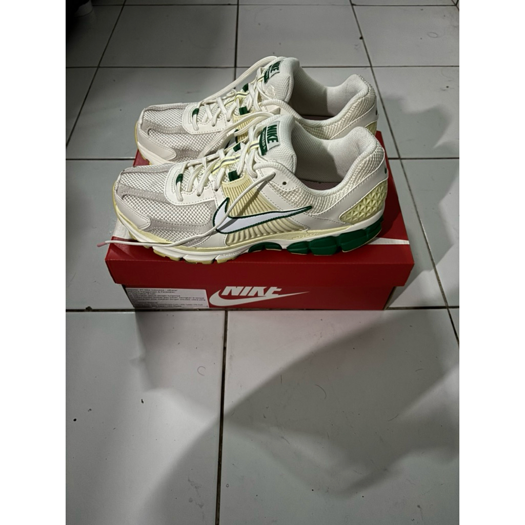 (Preloved) - Sepatu Nike Vomero 5 - (Size 44,5)