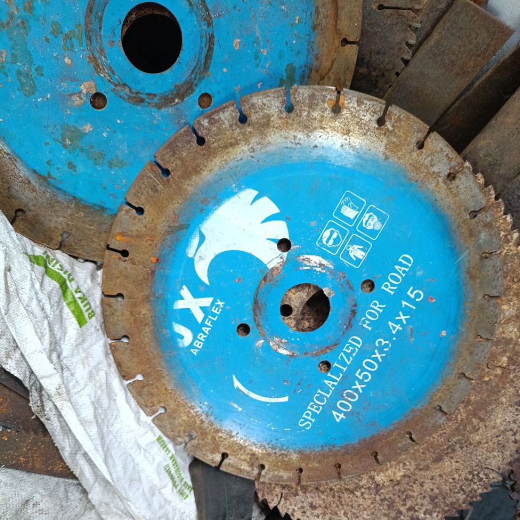 gergaji bekas bahan pisau