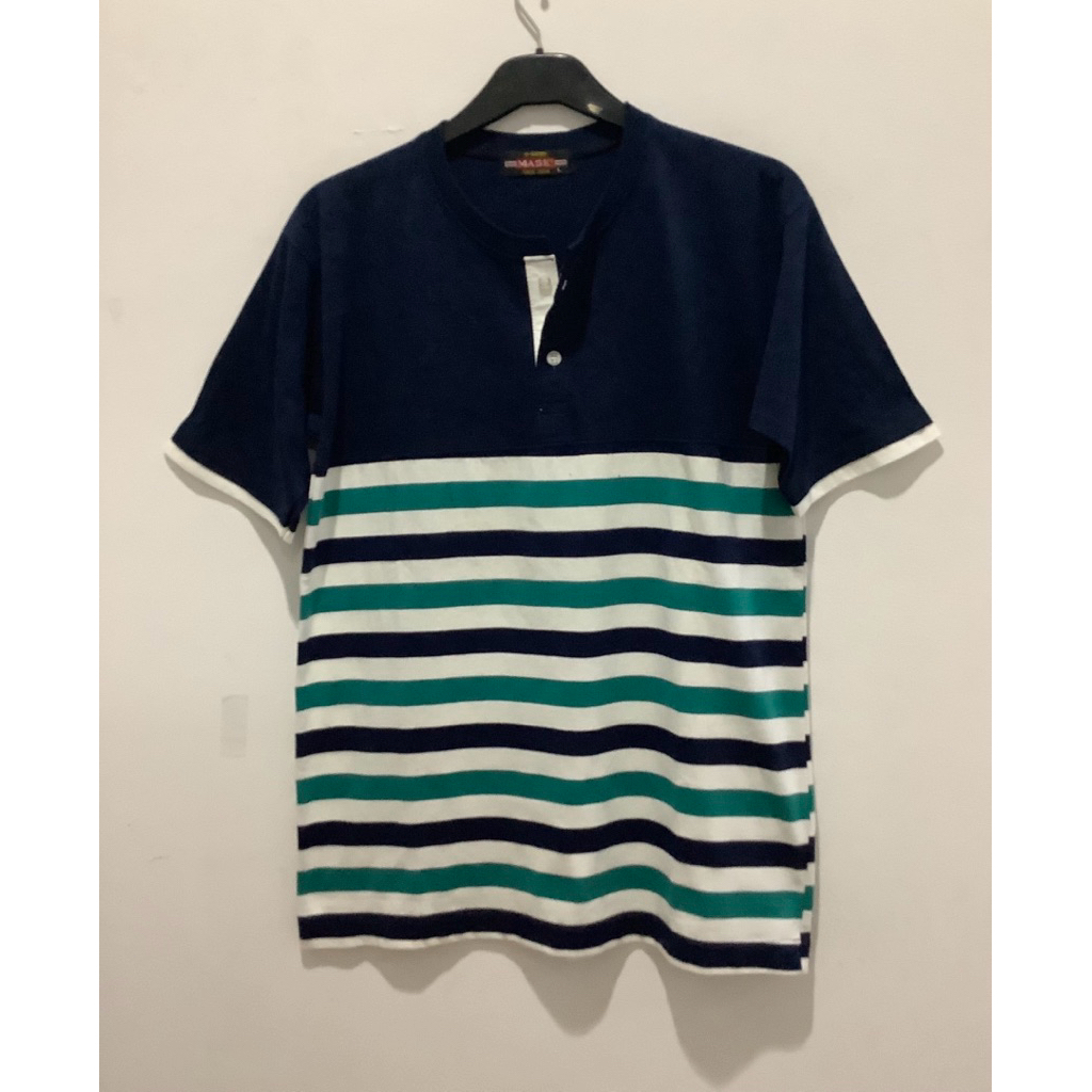 Kaos/T-Shirt Red Label warna Navy dengan Garis Garis Hijau & Kuning.