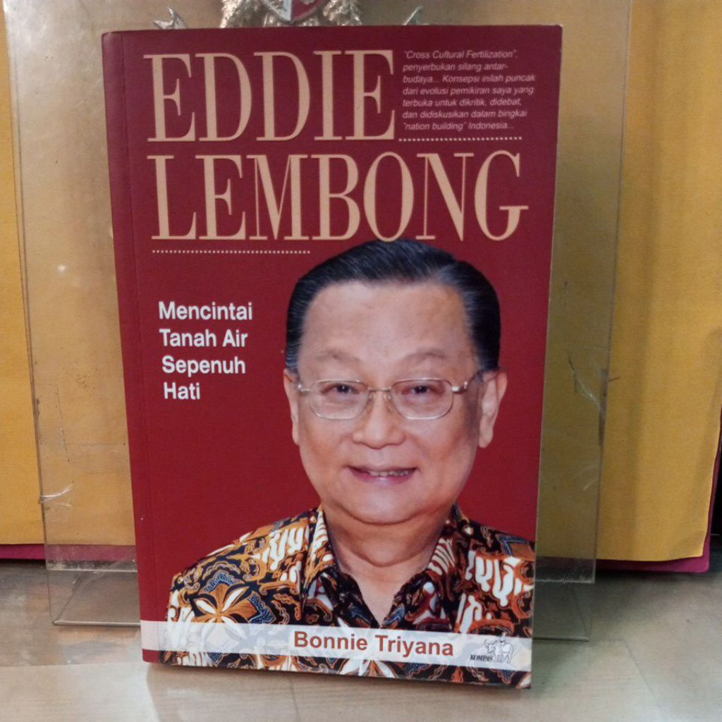 buku , eddie lembong , mencintai tanah air sepenuh hati