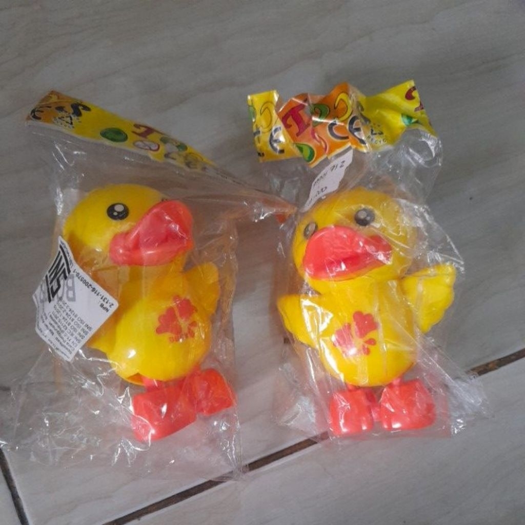 A1. Bombiq mainan bebek warna kuning,bisa gerak