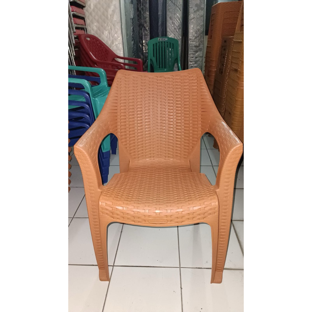 KURSI PLASTIK SANTAI TABITHA TINGGI coklat muda