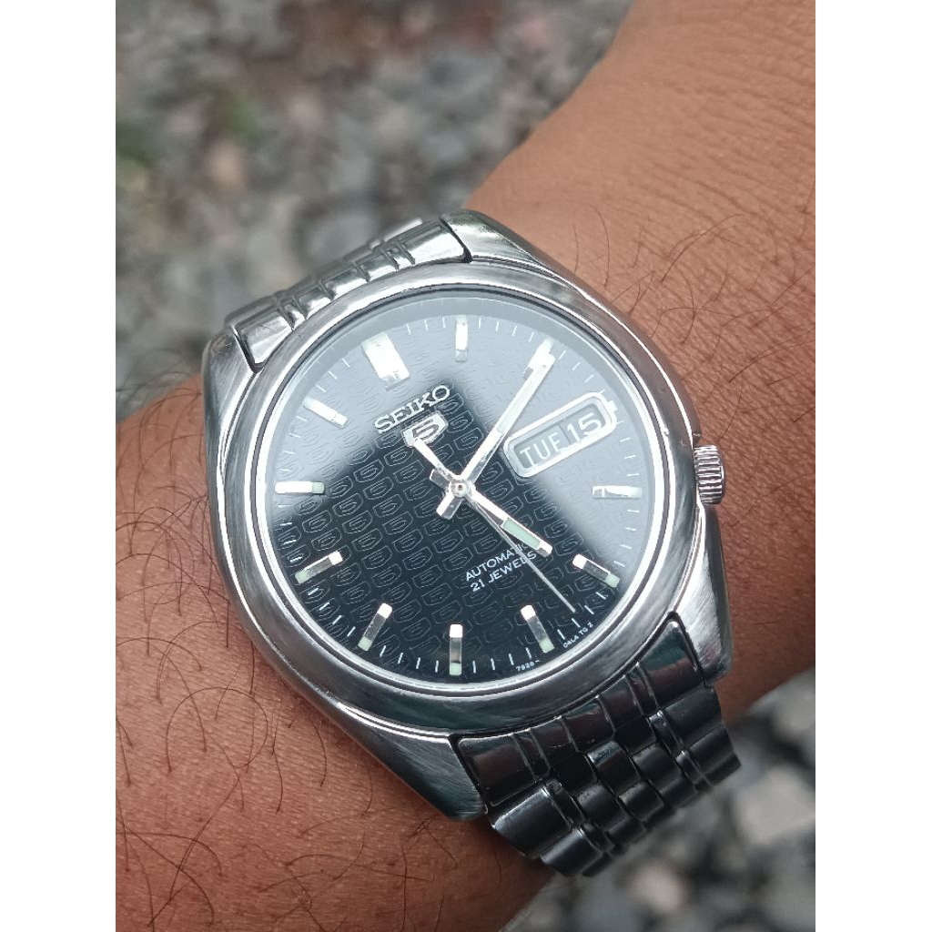 Jual 2 Item Jam Rangan Seiko 5 Logo Texture Dial Black 7S26B dan Seiko 5 SNKL75K1 7S26C White