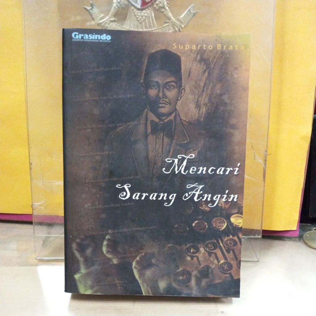 buku sastra , mencari sarang angin opeh suparto brata .