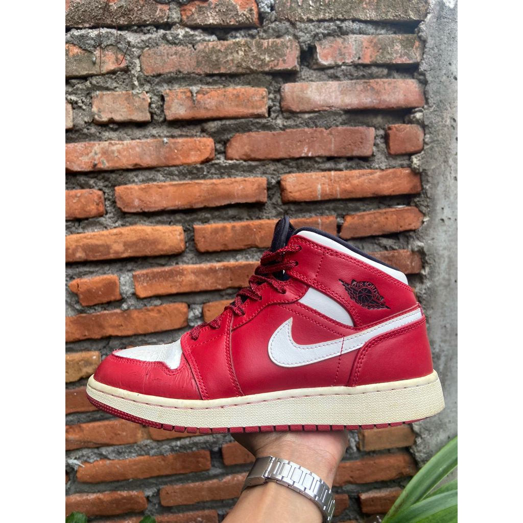 air jordan 1 mid gym red