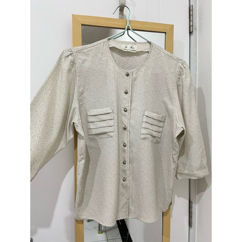 preloved baju wanita - kemeja cream polkadot