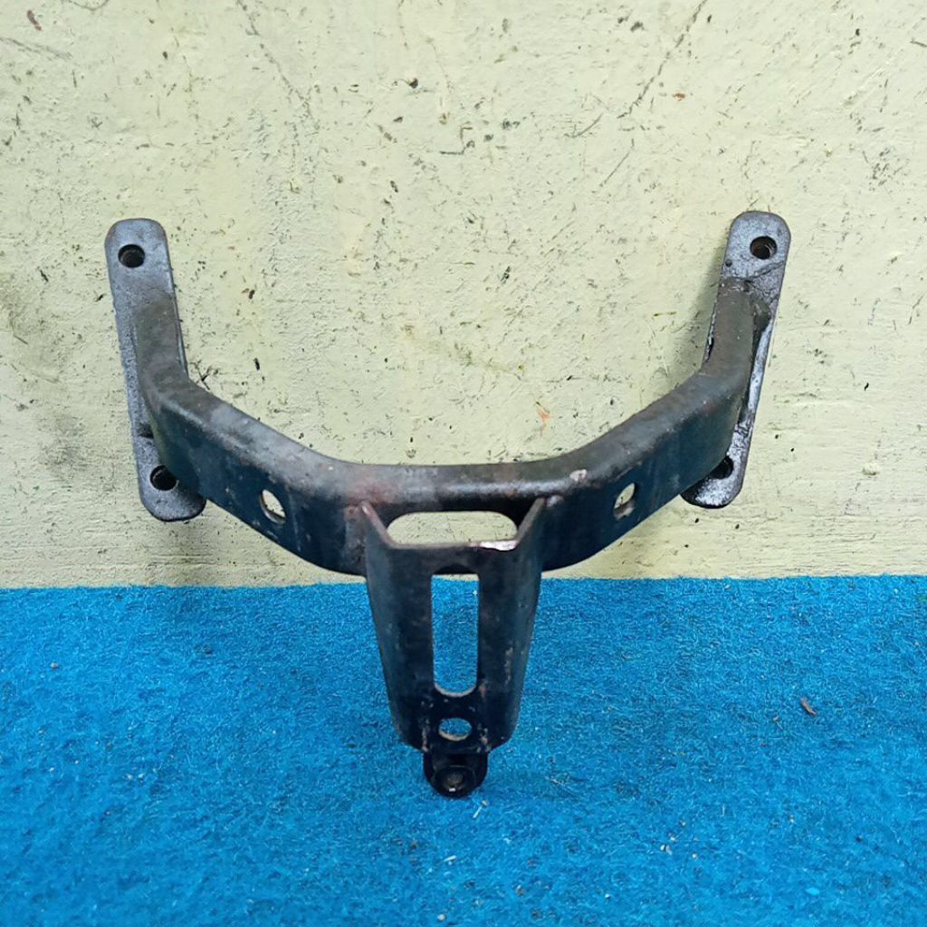 bracket dudukan visor lampu depan honda cs1 original