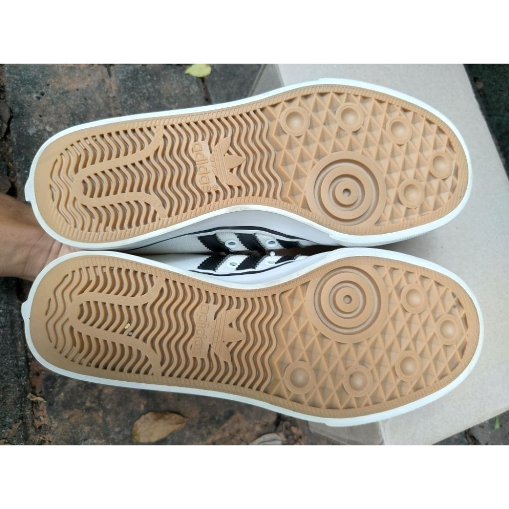 sepatu kasual garis 3 white black